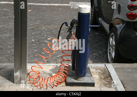 L'air de gonflage des pneus de voiture au garage en ville ville Banque D'Images