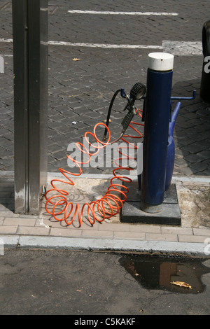 L'air de gonflage des pneus de voiture au garage en ville ville Banque D'Images