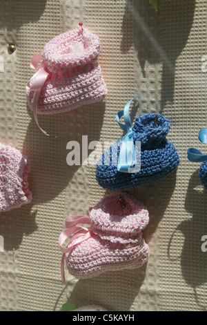 Chaussons bébé en laine en vitrine Banque D'Images
