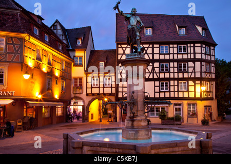 Fontaine et statue du baron Lazare de Schwendi en place de l'Ancienne Douane, Colmar, Haut-Rhin Alsace France Banque D'Images
