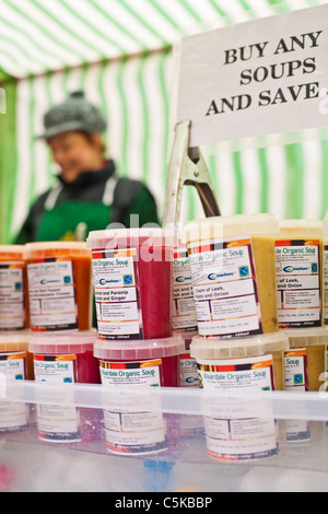 Femme vendant soupes sur un étal dans un marché d'agriculteurs dans le Weardale ville de Stanhope, County Durham, Angleterre Banque D'Images