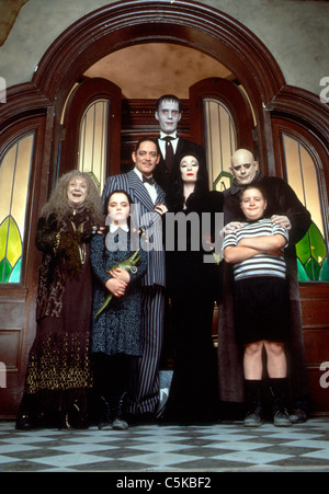 La famille Addams Année : 1991 USA Judith Malina, Christina Ricci, Raul Julia, Carel Struycken, Angélica Huston, Christopher Lloyd, Jimmy Workman Réalisateur : Barry Sonnenfeld Banque D'Images