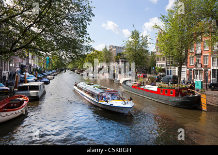 Canal touristique bateau naviguant le long d'un canal à Amsterdam, Pays-Bas Banque D'Images