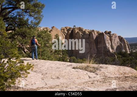 Randonneur sur haut de El Morro National Monument Banque D'Images