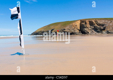 Lifeguard les drapeaux sur la plage à près de Mawgan Porth Newquay Cornwall England Banque D'Images