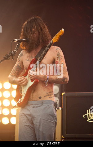 Biffy Clyro produisent sur la scène de la pyramide, Glastonbury Festival 2011, Somerset, Angleterre, Royaume-Uni. Banque D'Images
