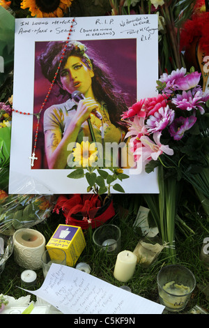 Culte avec des fleurs et des notes hors de la fin singer Amy Winehouse accueil Camden à Londres, à gauche par fans après sa mort Banque D'Images