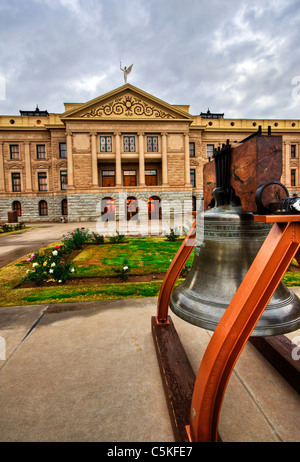 La Liberty Bell et de l'Arizona l'Arizona State Capitol building à Phoenix , en Arizona. Banque D'Images