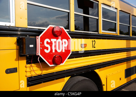 Attention panneau d'arrêt sur le côté d'un bus scolaire jaune american bluebird à Nashville Tennessee usa Banque D'Images