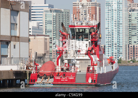 FDNY fire 1 Marine bateau "Trois quarante trois' accosté à son poste d'amarrage au quai 40 sur le fleuve Hudson. Banque D'Images