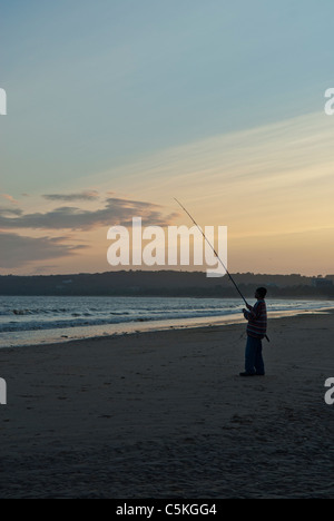 Pêcheur solitaire sur la plage Banque D'Images