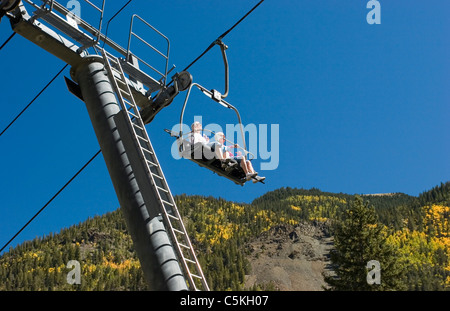 Close-up of couple on chairlift, Taos Ski Valley, New Mexico Banque D'Images