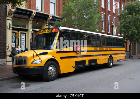 American Bluebird school bus jaune garée en attente dans le centre de Nashville Tennessee usa Banque D'Images