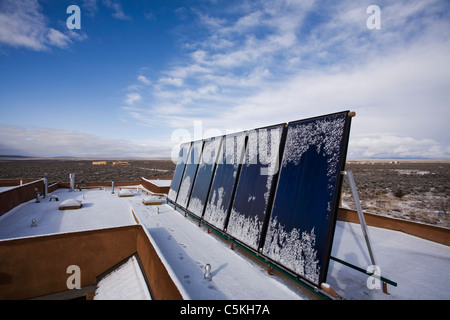 Des panneaux solaires installés en haut de la résidence de chauffage thermique. Banque D'Images