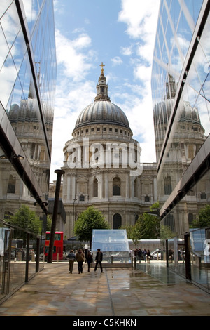 Le dôme de la Cathédrale St Paul à Londres, vu de l'un nouveau changement Shopping Centre, Royaume-Uni Banque D'Images