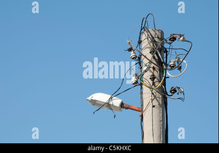 Vieux câblage électrique. Colonne sur fond de ciel bleu Banque D'Images