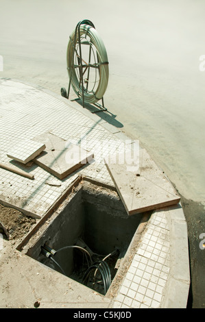 Câblage avec des câbles à fibres optiques sous terre.L'équipement de télécommunications Banque D'Images