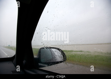 À la voiture de rouler dans violent orage et des inondations dans le sud de la Saskatchewan, Canada Banque D'Images