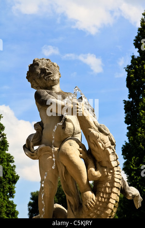 Une statue du garçon sur une fontaine lutter contre un crocodile dans un parc à Vienne Banque D'Images