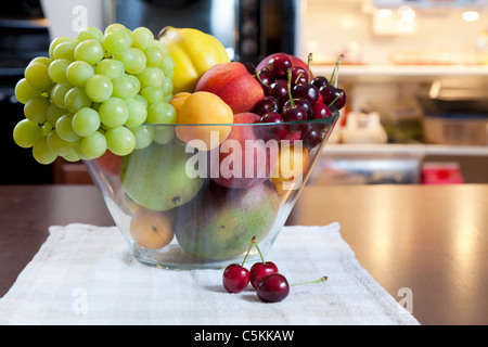 Bol de fruits sur la table de cuisine Banque D'Images