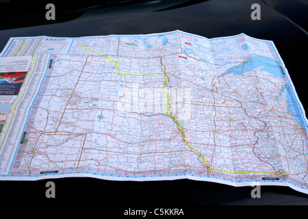 Plan de les états du midwest des États-Unis avec trajet prévu en highlighter sur le capot de la voiture Banque D'Images