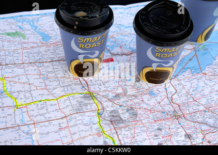 Deux tasses à café plan de les états du midwest des États-Unis avec trajet prévu en highlighter sur le capot de la voiture Banque D'Images