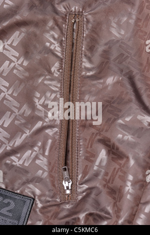 Mens Nike Air Windrunner sportswear veste coupe-vent en nylon de couleur marron avec et dans détail d'impression. Pocket zip détail. Banque D'Images