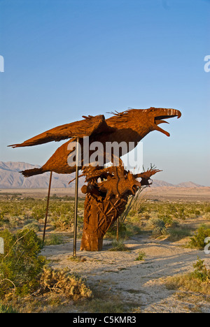 Oiseau géant, de tubes soudés en acier au carbone dans la sculpture Borrego Valley, Californie Banque D'Images