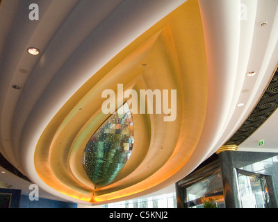 Plafond du hall principal à l'hôtel Burj Al Arab, Dubaï, Émirats Arabes Unis Banque D'Images