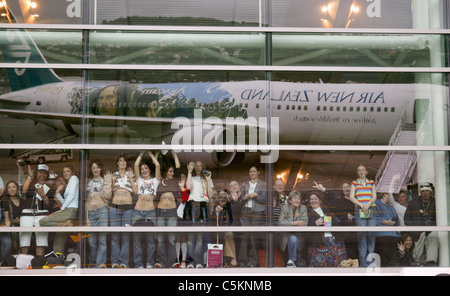 Fans dans la fenêtre de l'aérogare à l'Aéroport de Wellington en attente de l'étoile du seigneur des anneaux des films, Banque D'Images