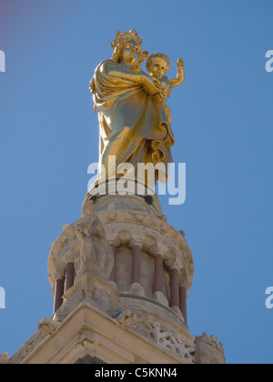 Statue dorée de la Vierge et l'enfant, église de Notre-Dame de la Garde, Marseille, France Banque D'Images