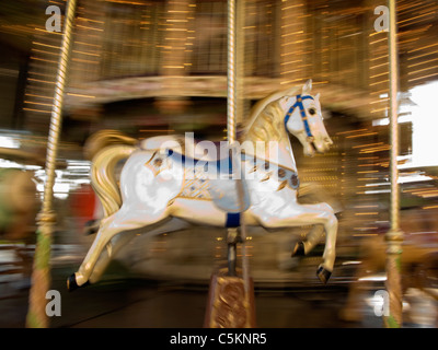Tourner manège, White Horse en passant par le motion blur, Nice, France Banque D'Images