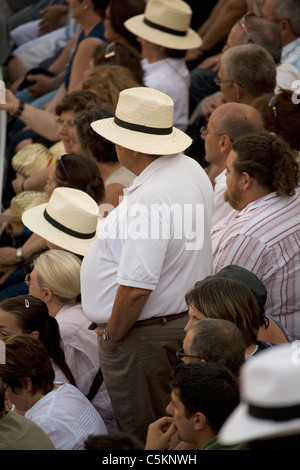 Les gens dans la foule à une corrida dans les arènes, Arles, France Banque D'Images