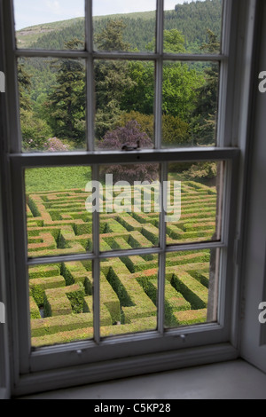 Vue sur jardin labyrinthe dans une fenêtre de l'étage, Traquair House près de Peebles, Tweeddale, Ecosse, Royaume-Uni Banque D'Images