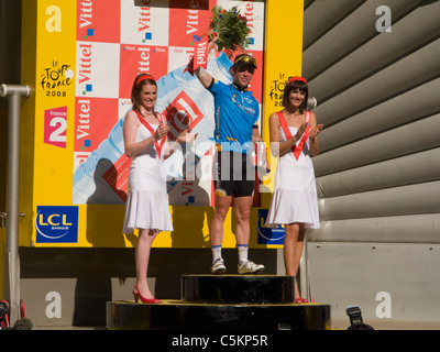 Mark Cavendish, vainqueur de l'étape 13 du Tour de France cycliste, applaudissements sur un stade temporaire avec bateau pneumatique Banque D'Images