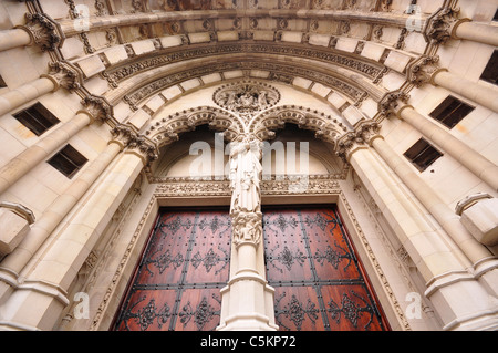 L'entrée, Sculptures et statues de Frise, Cathédrale de Saint John the Divine, Manhattan New York. Banque D'Images