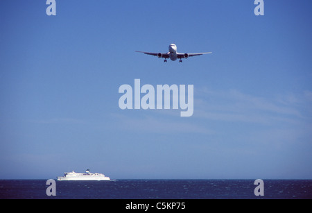 Avion de Boeing 767 de Qantas Airways en approche finale à l'Aéroport de Wellington, Nouvelle-Zélande, survole l'interisland ferry Banque D'Images