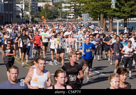 Des centaines de personnes s'exécutant dans la ronde 2009 Les baies Fun Run, Oriental Parade, Wellington, Nouvelle-Zélande Banque D'Images