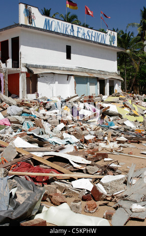 Sri Lanka, boutique de mode sur SW côte près de Beruwela, endommagée par le tsunami de 2004, mannequin chez les décombres de bâtiments détruits dans Banque D'Images