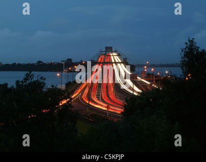 Auckland Harbour Bridge au-dessus de S. fin au crépuscule avec des lumières de véhicules dans la circulation aux heures de pointe du soir Banque D'Images