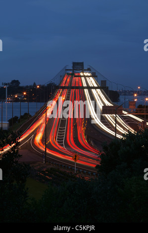 Auckland Harbour Bridge au-dessus de S. fin au crépuscule avec des lumières de véhicules dans la circulation aux heures de pointe du soir Banque D'Images