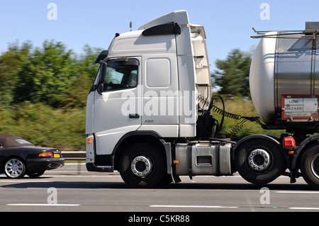 Camion-citerne sur l'autoroute M40, dans le Warwickshire, Royaume-Uni Banque D'Images