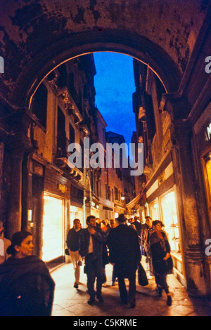 Shopping dans les rues de Venise, Italie au crépuscule sur une chaude nuit d'octobre. Banque D'Images