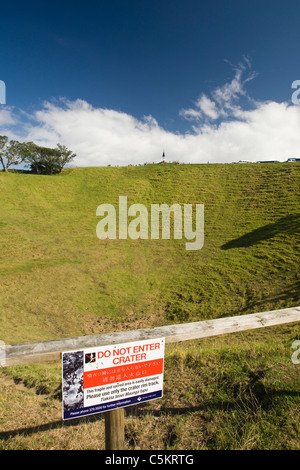 Vue sur Auckland de Mt. Eden. Cratère volcanique et memorial dans les limites de la ville. Auckland, Nouvelle-Zélande Banque D'Images