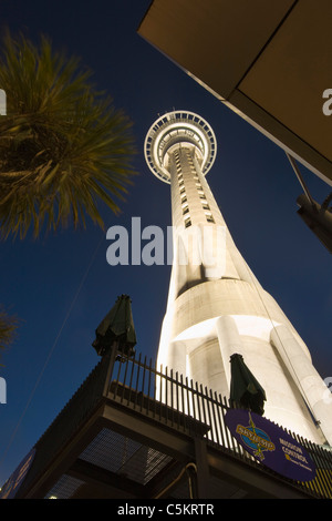 Aiguille Skytower au centre-ville d'Auckland, Nouvelle-Zélande dans la tombée de la lumière. Banque D'Images