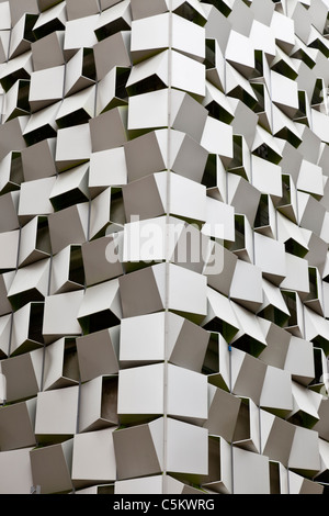 En acier inoxydable sur un parking à plusieurs étages, le centre-ville de Sheffield, connu localement sous le nom de "râpe à fromage" Banque D'Images