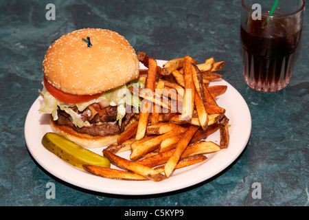 Grande chambre double demi-livre burger frites et cola Banque D'Images