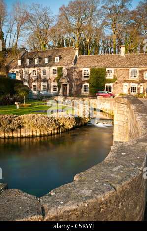 Swan Hotel et pont de pierre, Bibury, Gloucestershire, Cotswolds, Royaume-Uni Banque D'Images