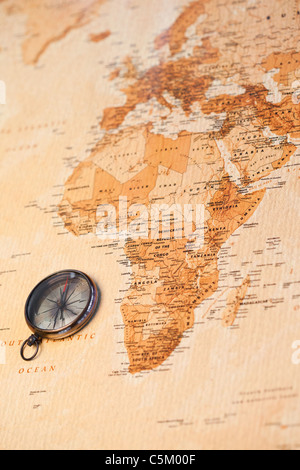 World map with compass showing Africa Banque D'Images