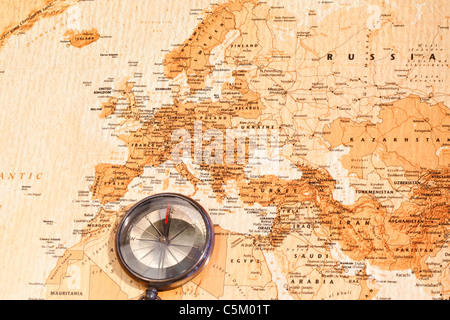 Carte du monde avec boussole montrant l'Europe et le Moyen-Orient Banque D'Images